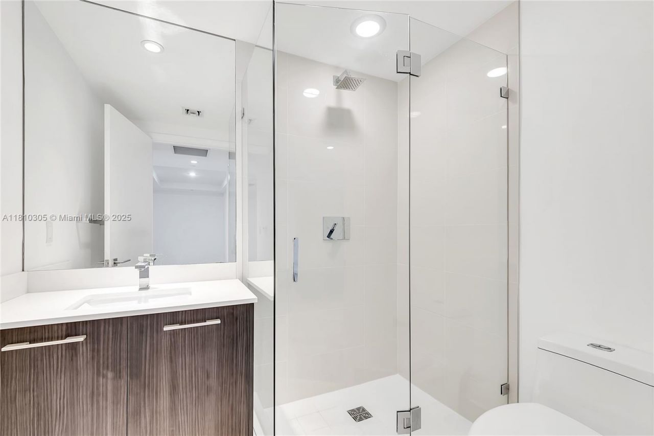 45 SW 9th St, Unit 2105, Miami, FL 33130 Photo