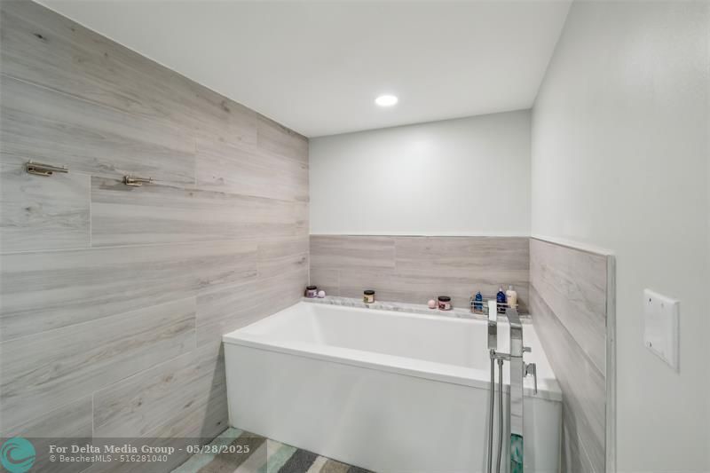 3100 NE 48th Street, Unit 310, Fort Lauderdale, FL 33308 Photo