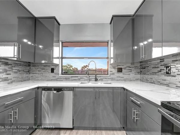 10433 Sunrise Lakes Blvd, Unit 409, Sunrise, FL 33322