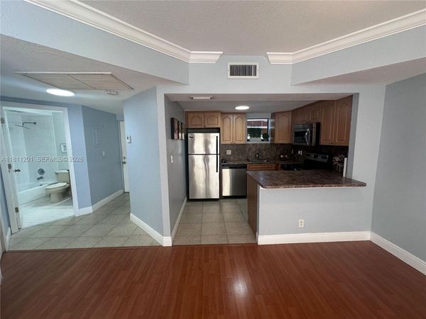 8290 Lake Dr, Unit 502, Doral, FL 33166