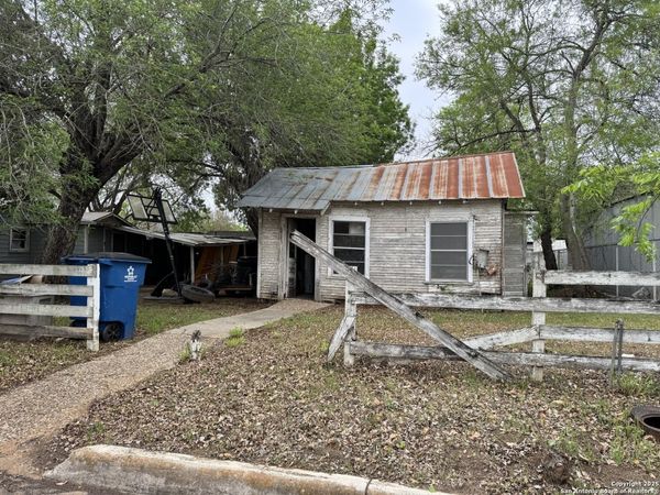 737 Avenue F, Poteet, TX 78065