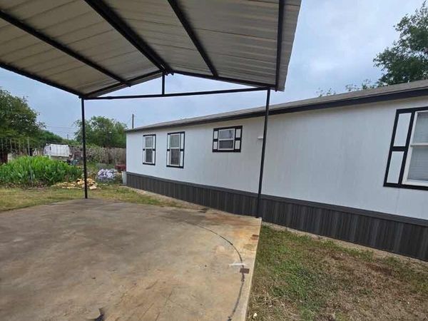 101 laqunillas, Charlotte, TX 78011