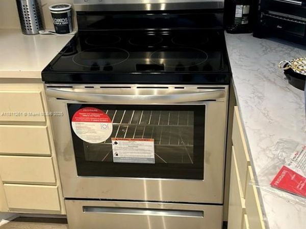 8290 Lake Dr, Unit 527, Doral, FL 33166