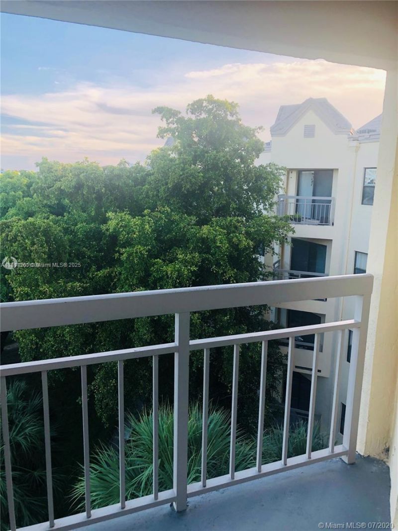 8290 Lake Dr, Unit 527, Doral, FL 33166 Photo