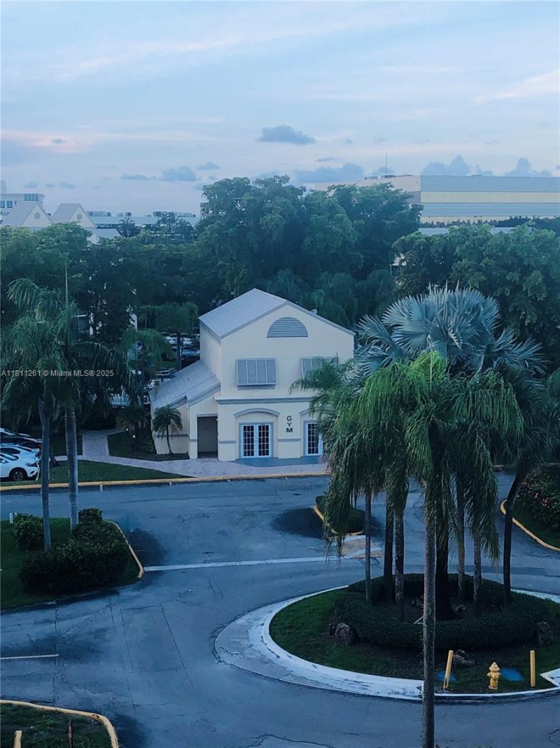 8290 Lake Dr, Unit 527, Doral, FL 33166 Photo
