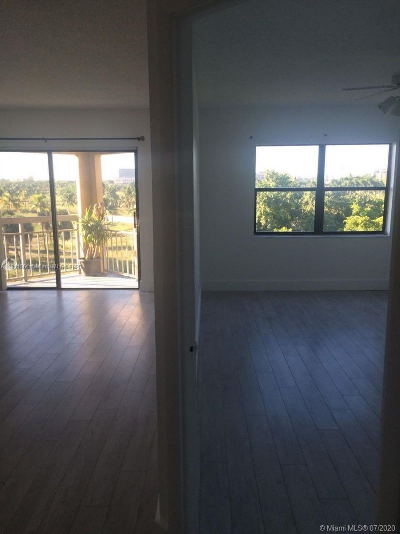 8290 Lake Dr, Unit 527, Doral, FL 33166 Photo