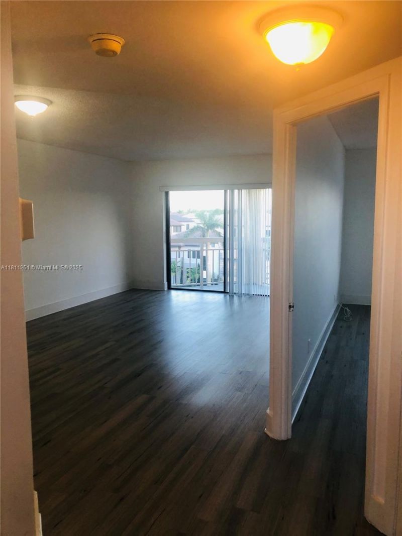 8290 Lake Dr, Unit 527, Doral, FL 33166 Photo