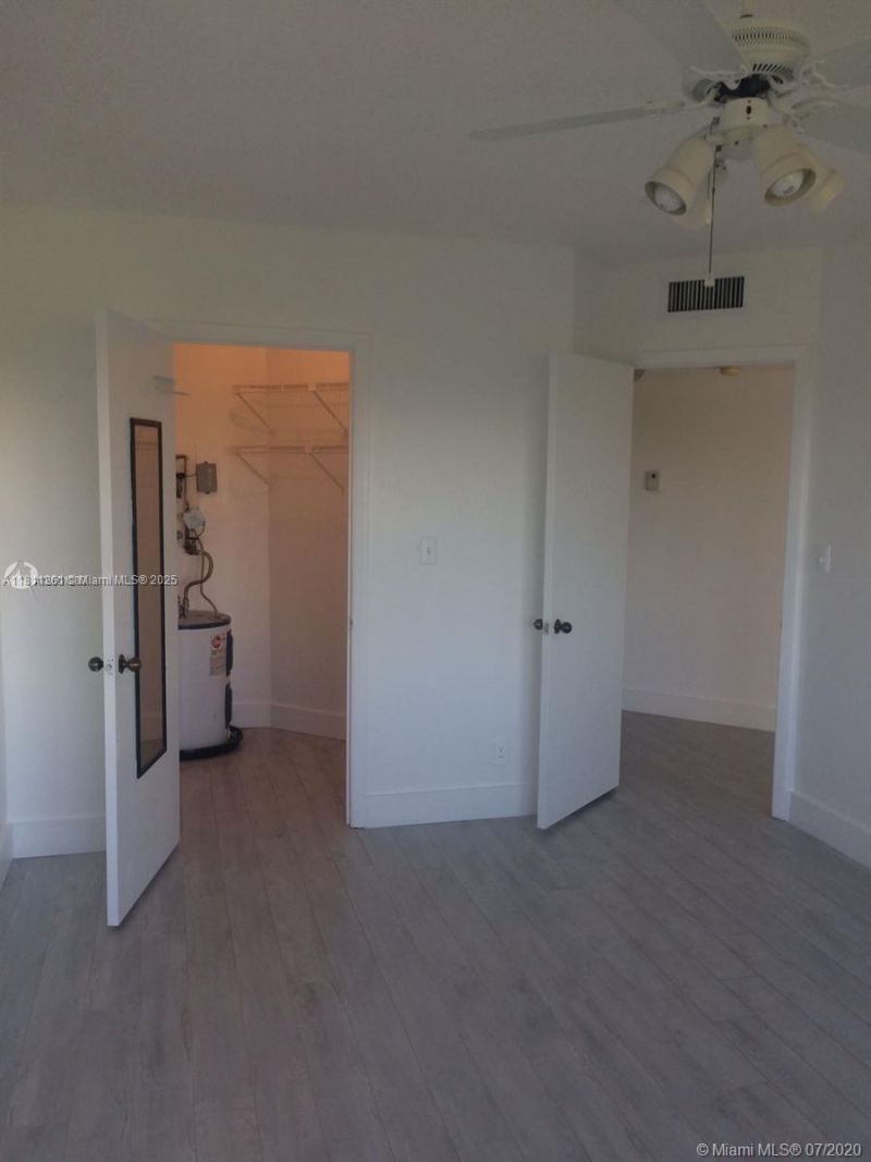 8290 Lake Dr, Unit 527, Doral, FL 33166 Photo