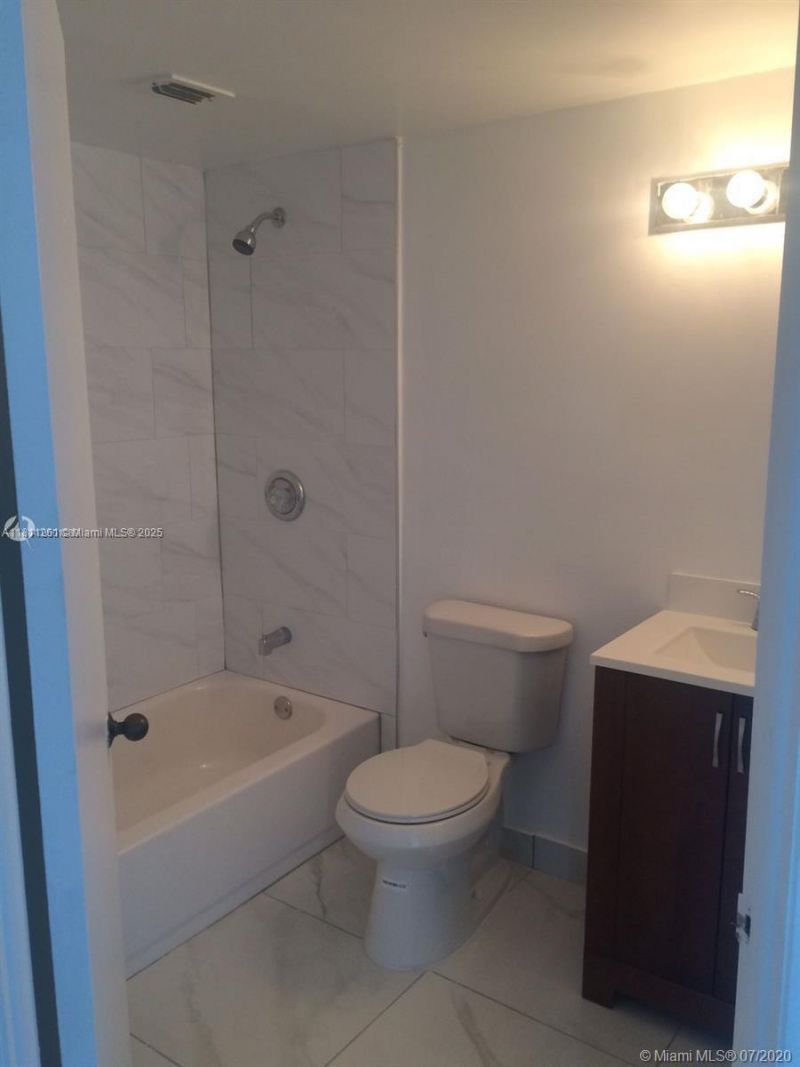 8290 Lake Dr, Unit 527, Doral, FL 33166 Photo