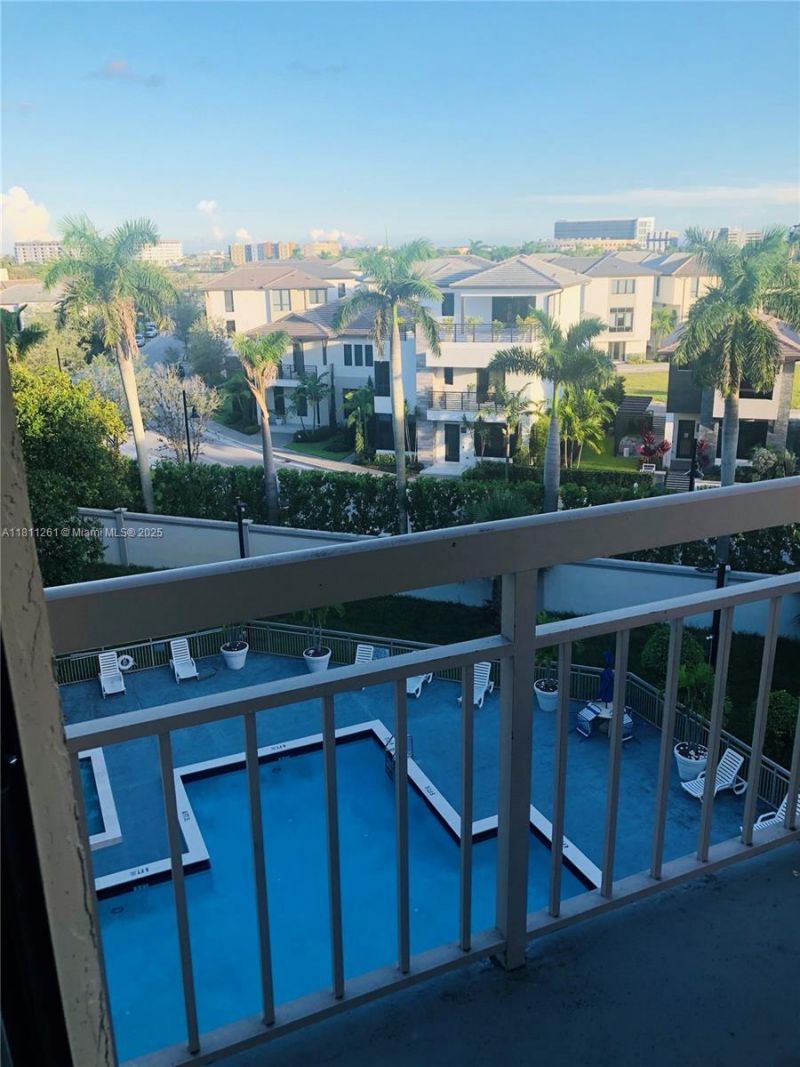 8290 Lake Dr, Unit 527, Doral, FL 33166 Photo