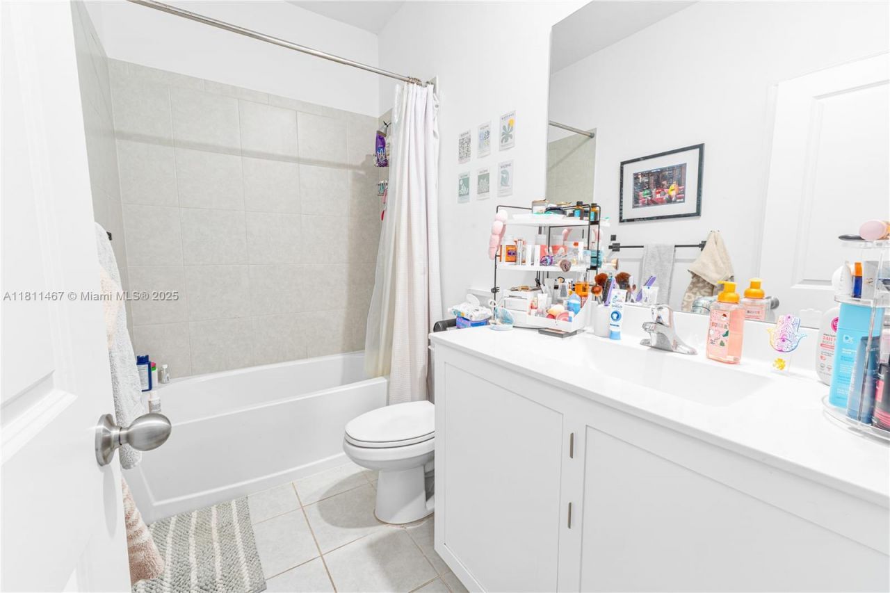 817 NE 211th St, Miami, FL 33179 Photo