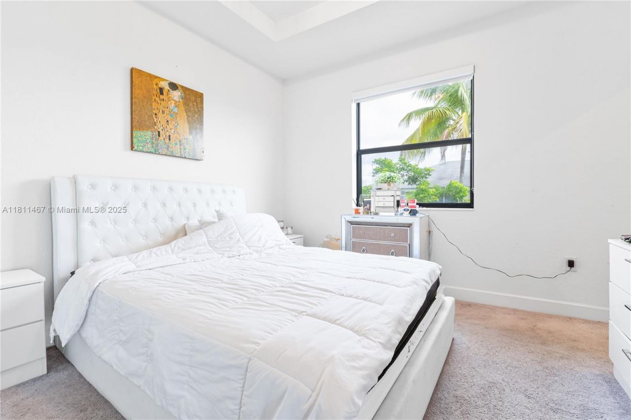 817 NE 211th St, Miami, FL 33179 Photo