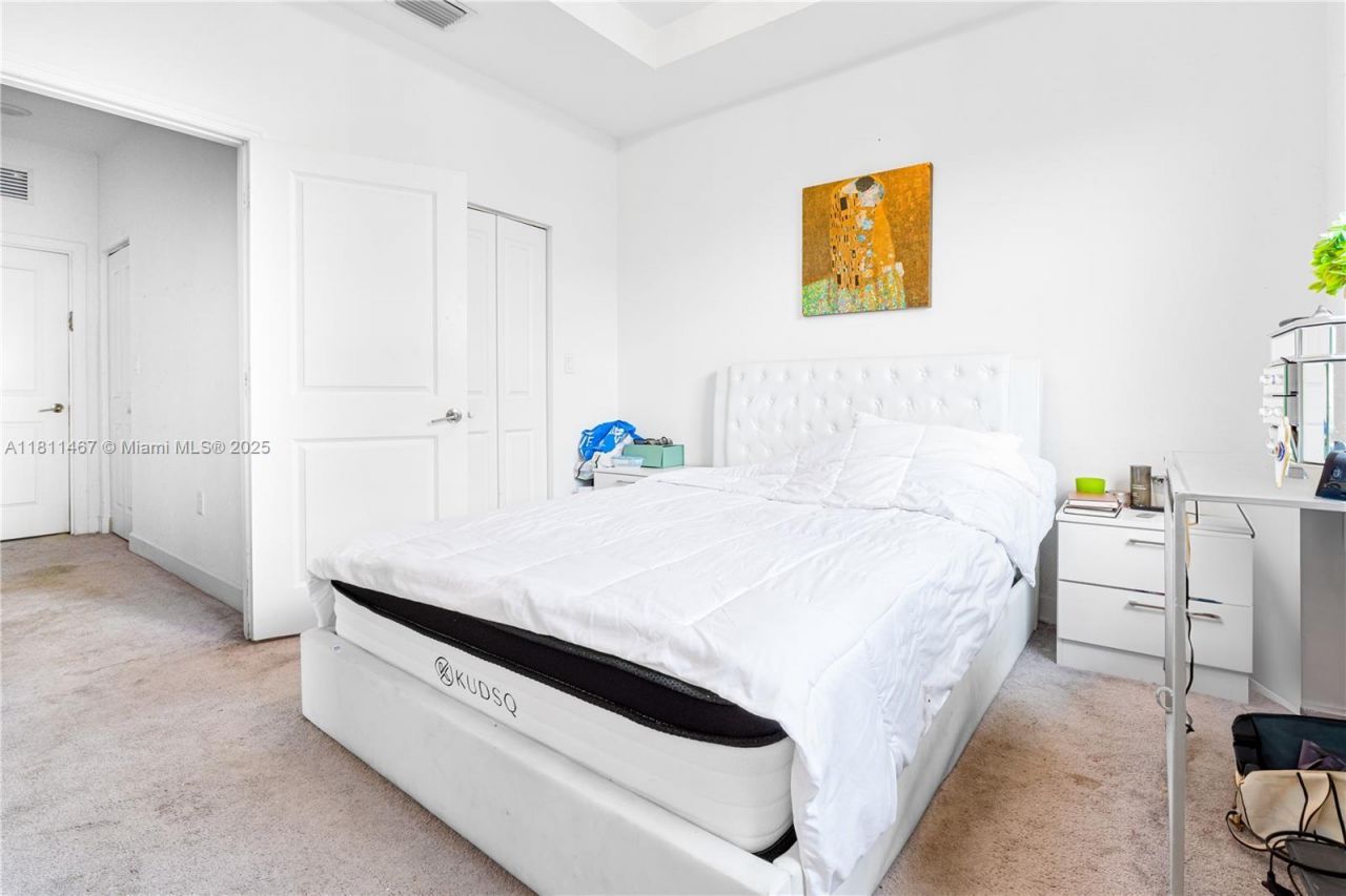 817 NE 211th St, Miami, FL 33179 Photo