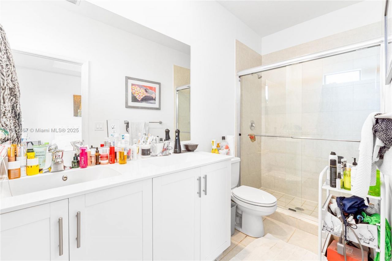 817 NE 211th St, Miami, FL 33179 Photo