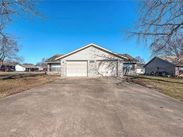 4520 W Franciscan Trail, Fayetteville, AR 72704