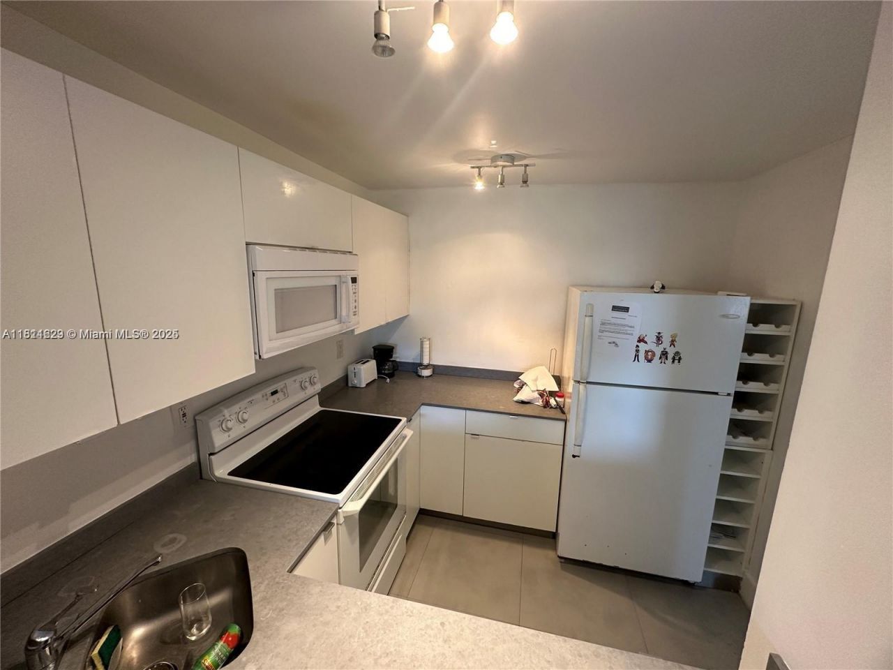 486 NW 165th St Rd, Unit B-303, Miami, FL 33169 Photo