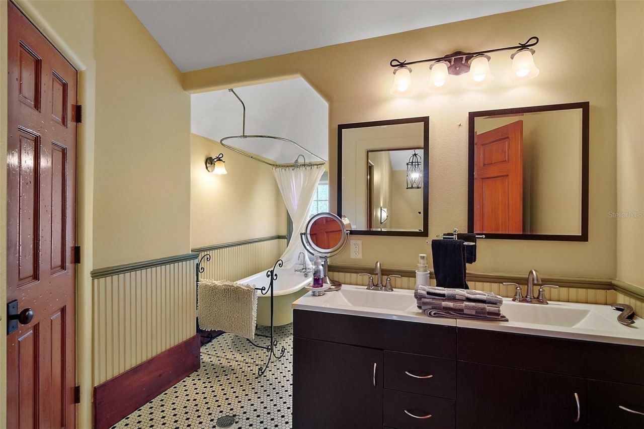 707 S Dixie Drive, Howey in the Hills, FL 34737 Photo