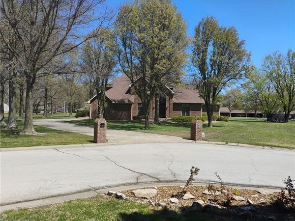 724 VILLAGE Drive, Girard, KS 66743