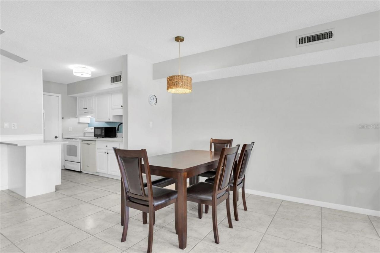 6400 46th Avenue N, Unit 203, Kenneth City, FL 33709 Photo