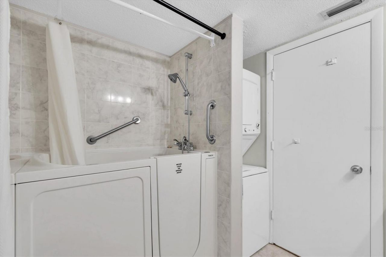 6400 46th Avenue N, Unit 203, Kenneth City, FL 33709 Photo