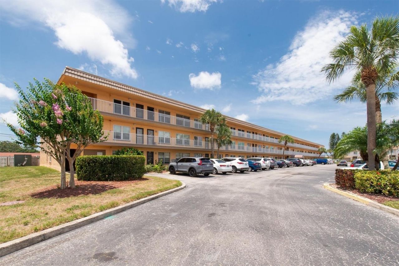 6400 46th Avenue N, Unit 203, Kenneth City, FL 33709 Photo