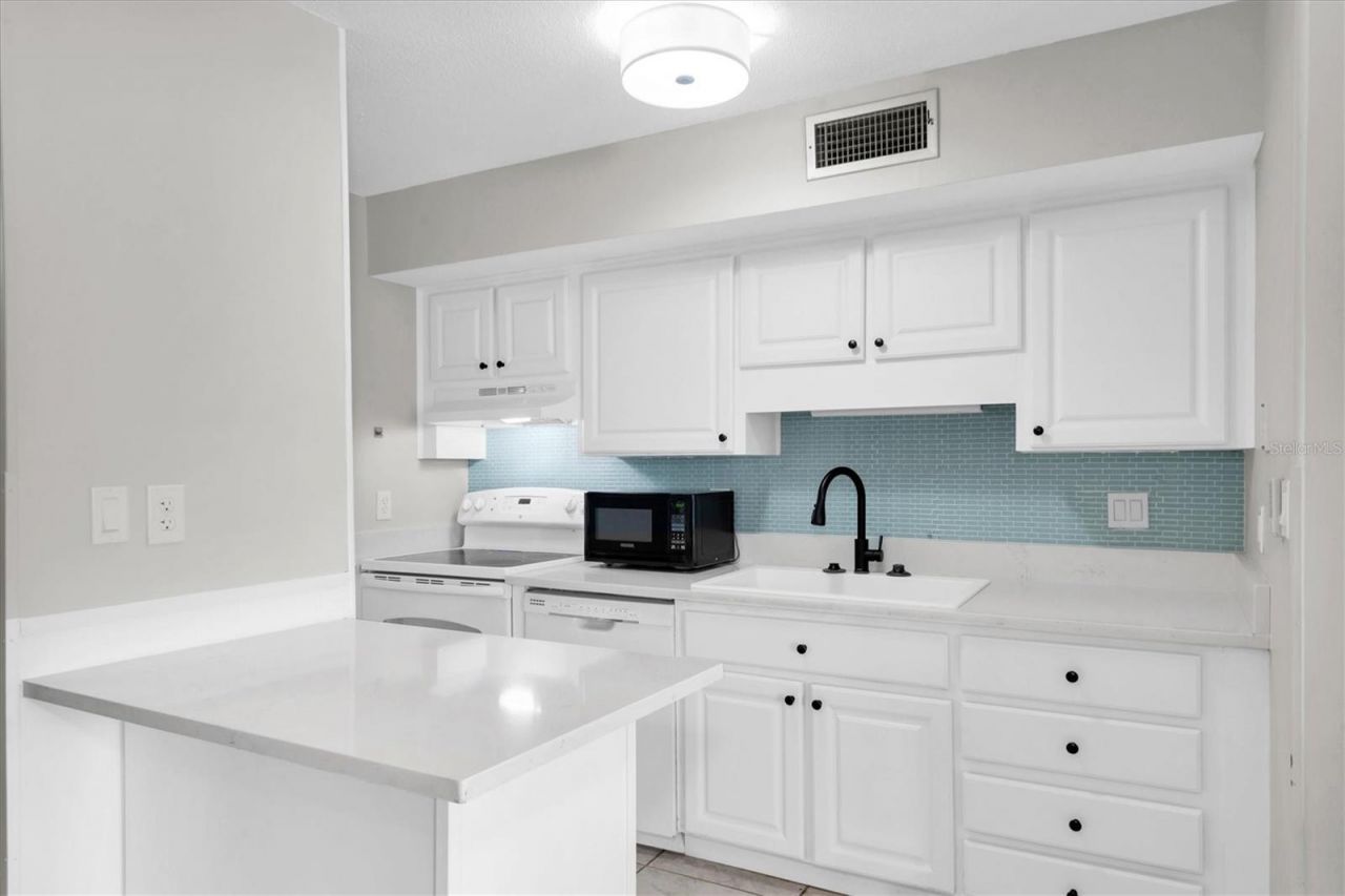 6400 46th Avenue N, Unit 203, Kenneth City, FL 33709 Photo