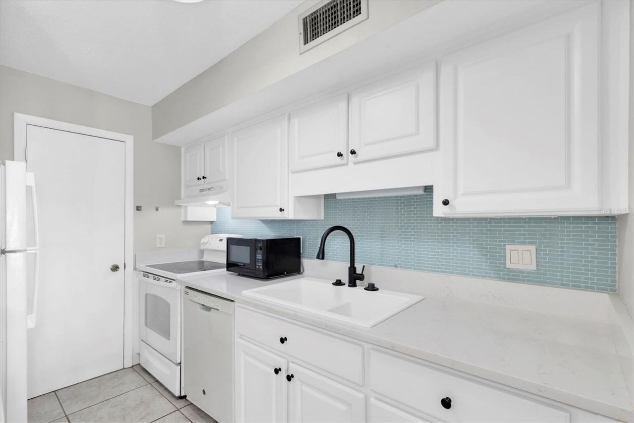 6400 46th Avenue N, Unit 203, Kenneth City, FL 33709 Photo