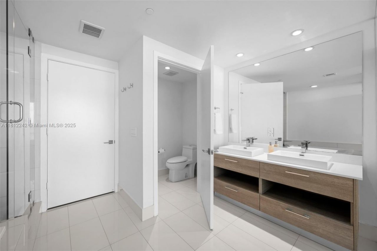 650 NE 32nd St, Unit 2502, Miami, FL 33137 Photo