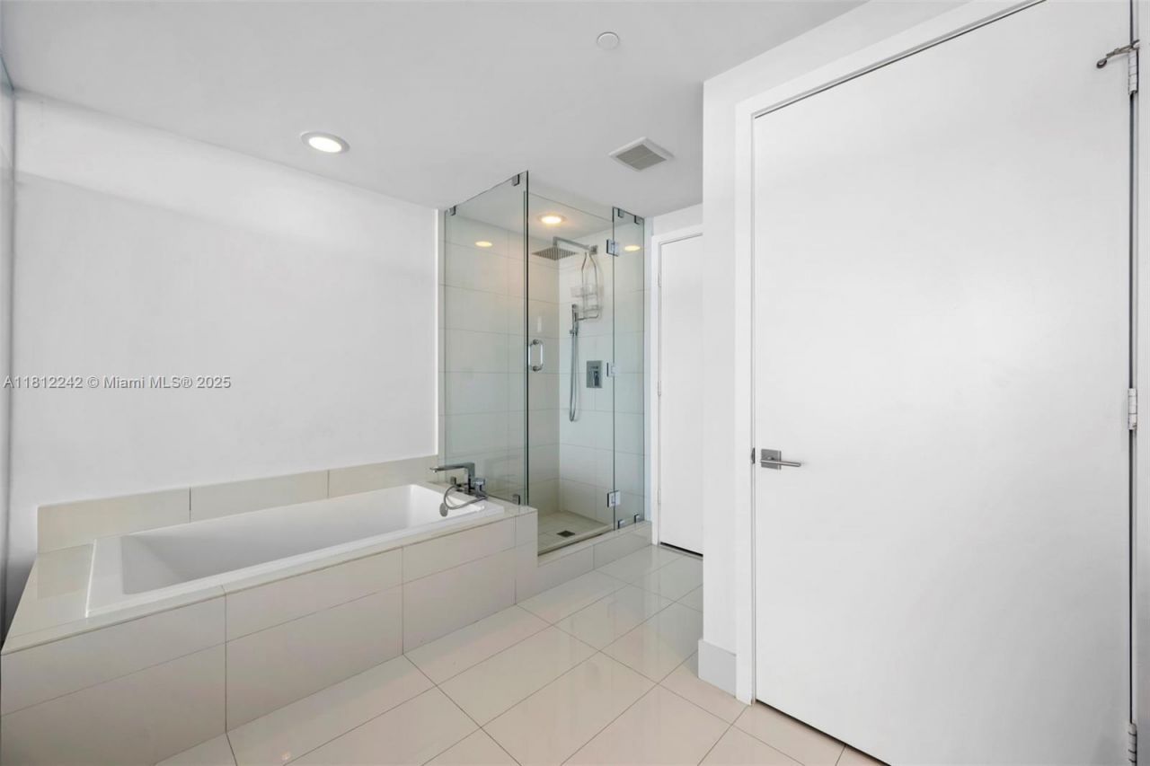 650 NE 32nd St, Unit 2502, Miami, FL 33137 Photo