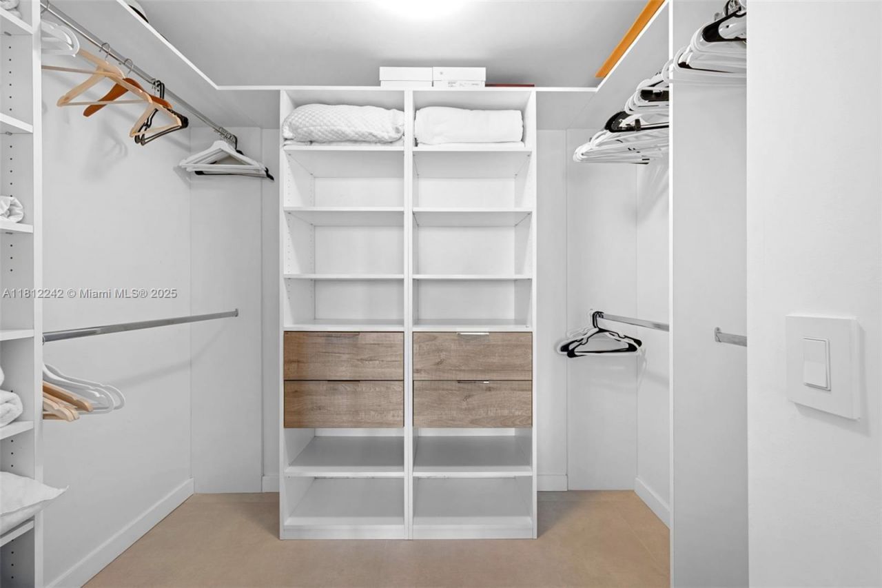 650 NE 32nd St, Unit 2502, Miami, FL 33137 Photo