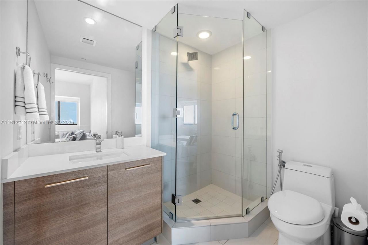 650 NE 32nd St, Unit 2502, Miami, FL 33137 Photo