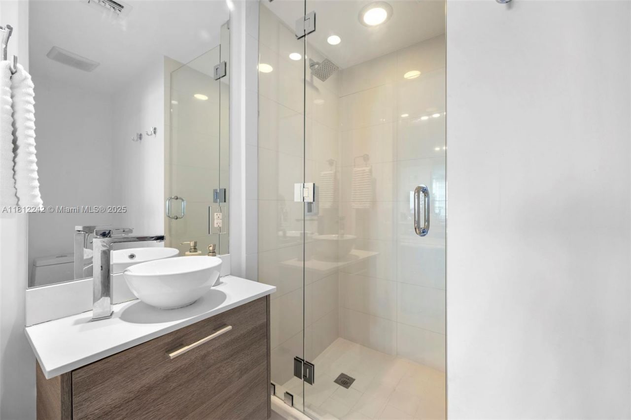 650 NE 32nd St, Unit 2502, Miami, FL 33137 Photo