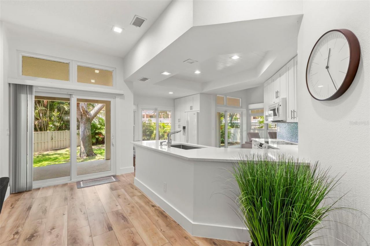 5102 White Pine Circle Ne, Saint Petersburg, FL 33703 Photo