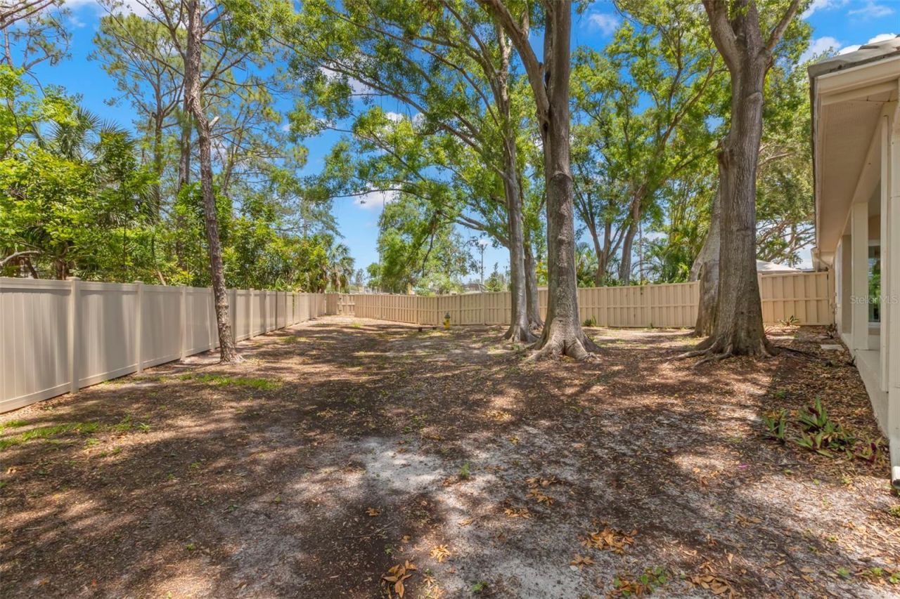 5102 White Pine Circle Ne, Saint Petersburg, FL 33703 Photo