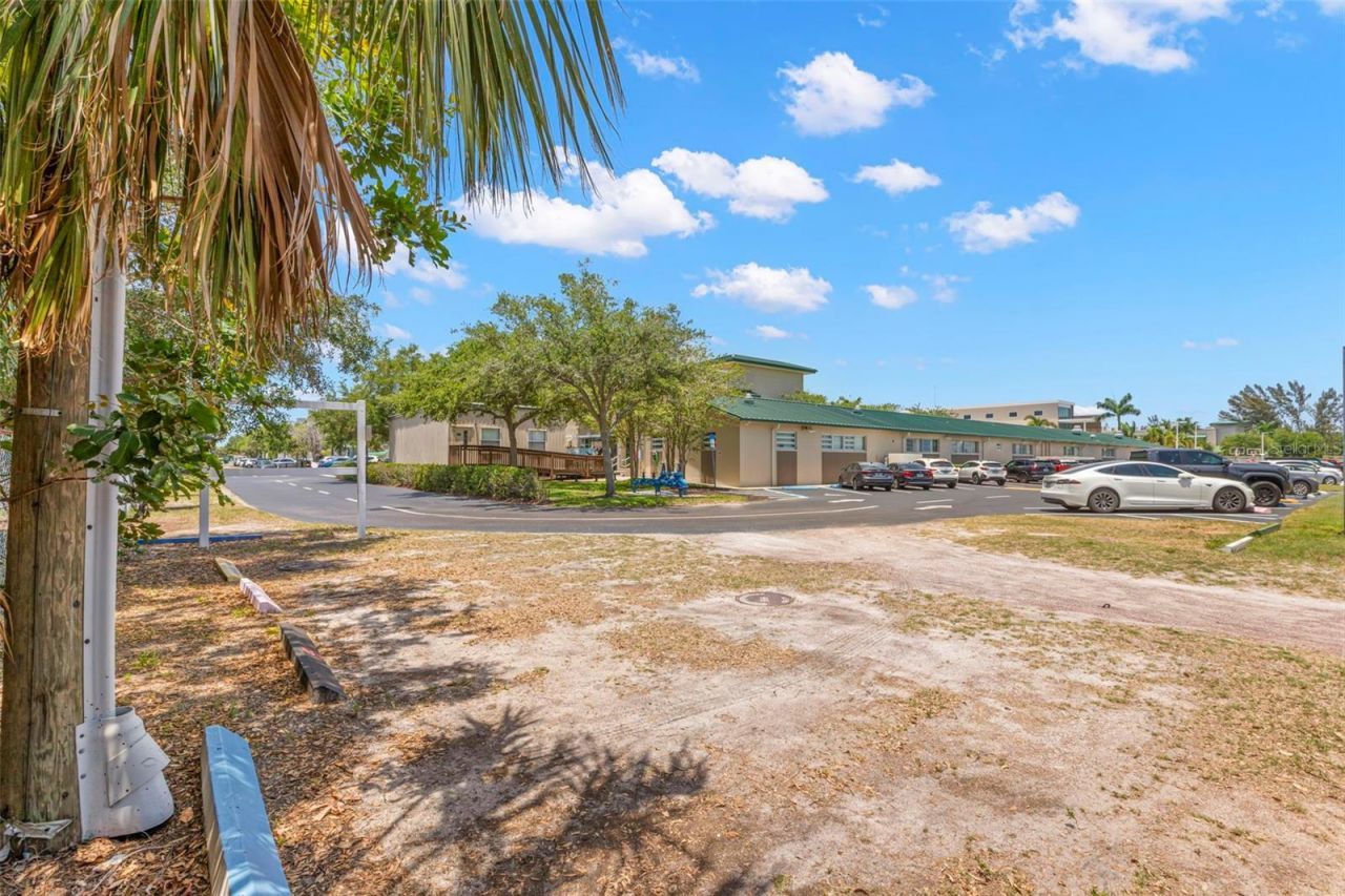 5102 White Pine Circle Ne, Saint Petersburg, FL 33703 Photo