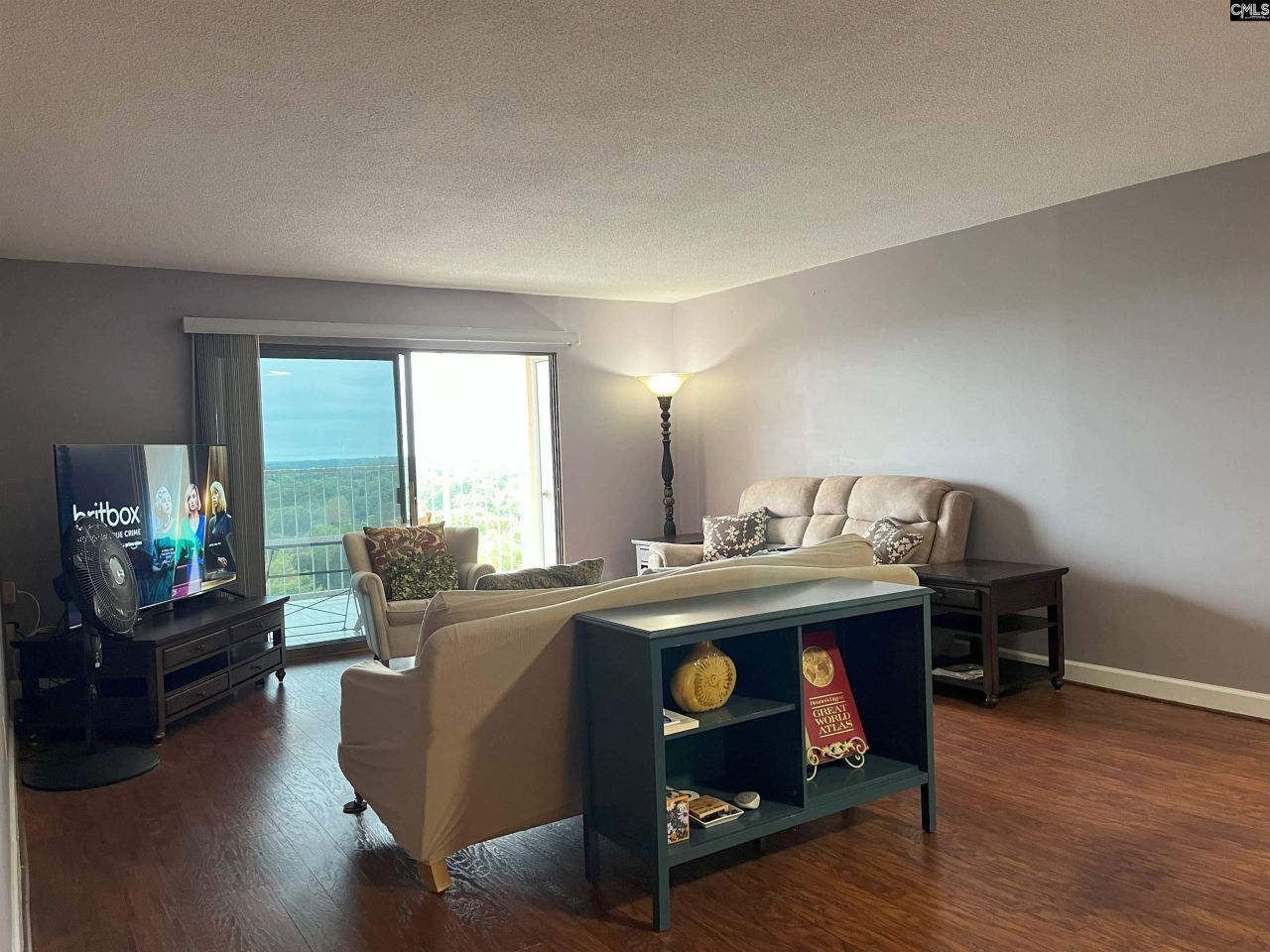 1825 St. Julian Place Photo 5