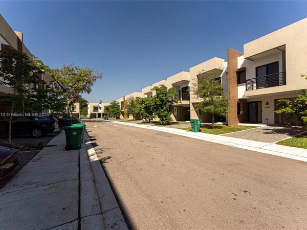 4141 N Oak Pl, Dania Beach, FL 33314