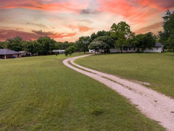 951 E Highland Road, Oak Leaf, TX 75154