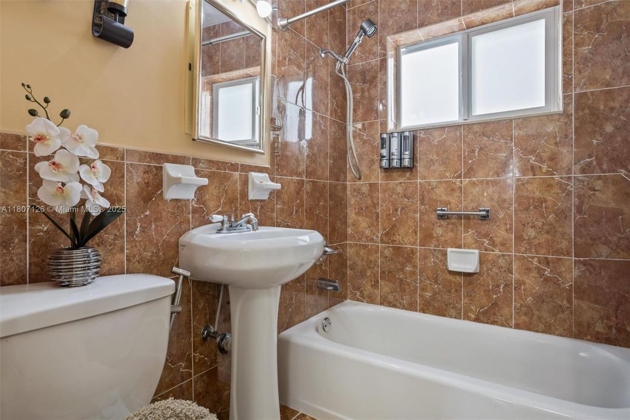 881 NW 177th Ter, Miami Gardens, FL 33169 Photo