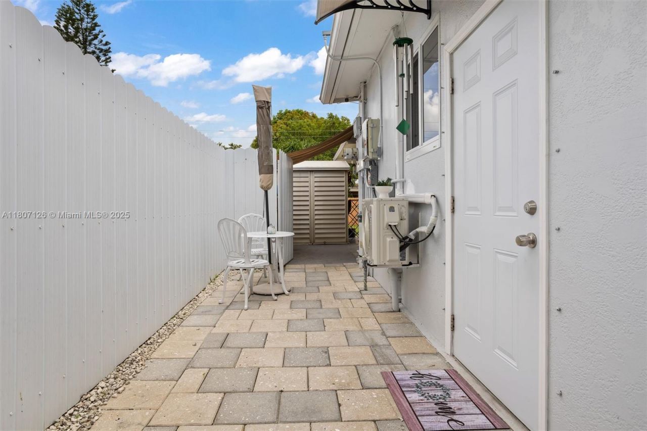 881 NW 177th Ter, Miami Gardens, FL 33169 Photo