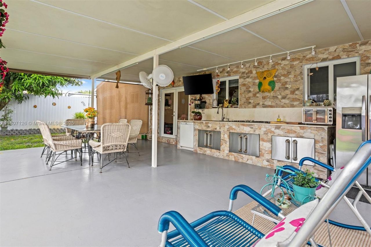 881 NW 177th Ter, Miami Gardens, FL 33169 Photo