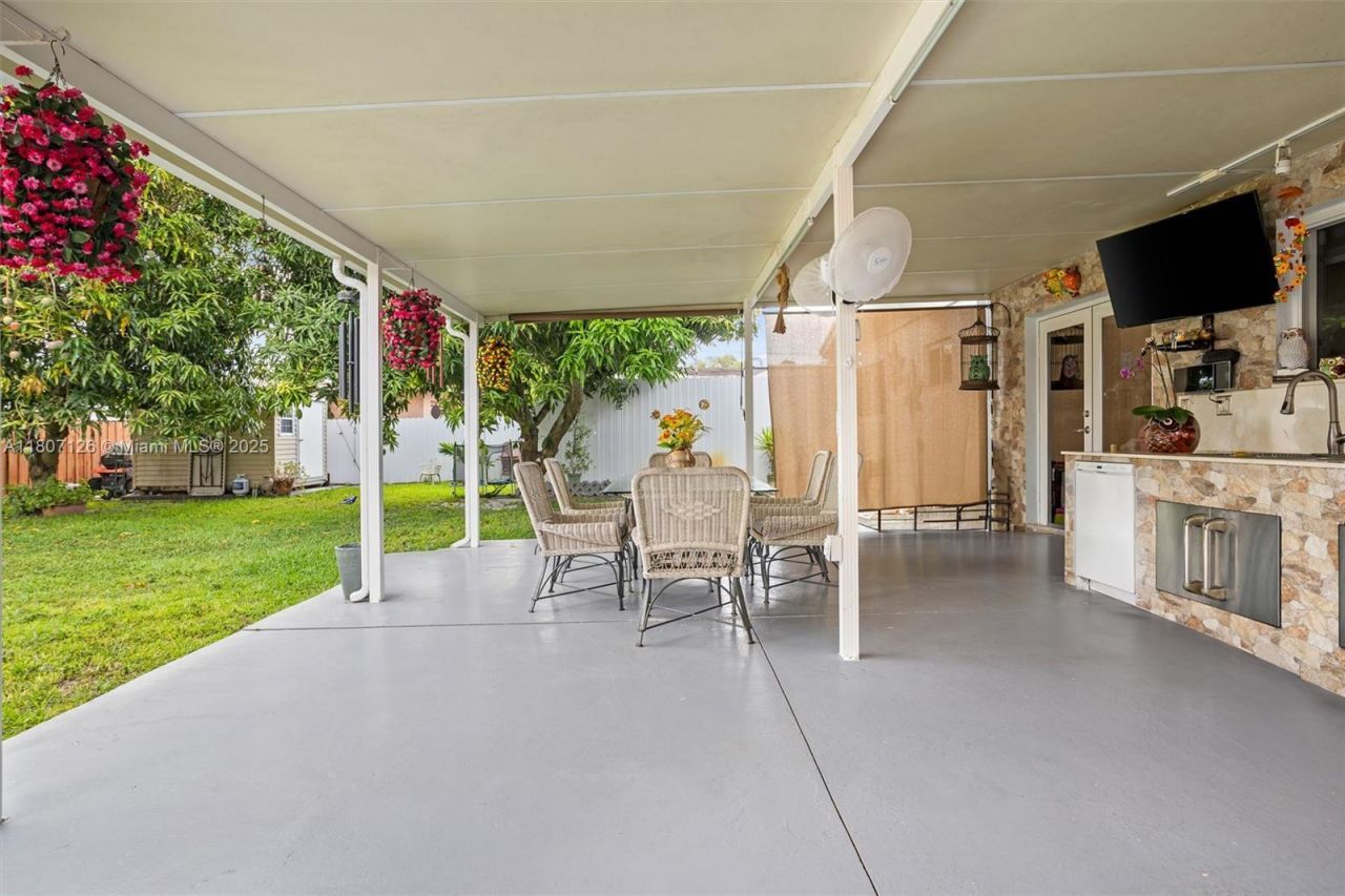 881 NW 177th Ter, Miami Gardens, FL 33169 Photo