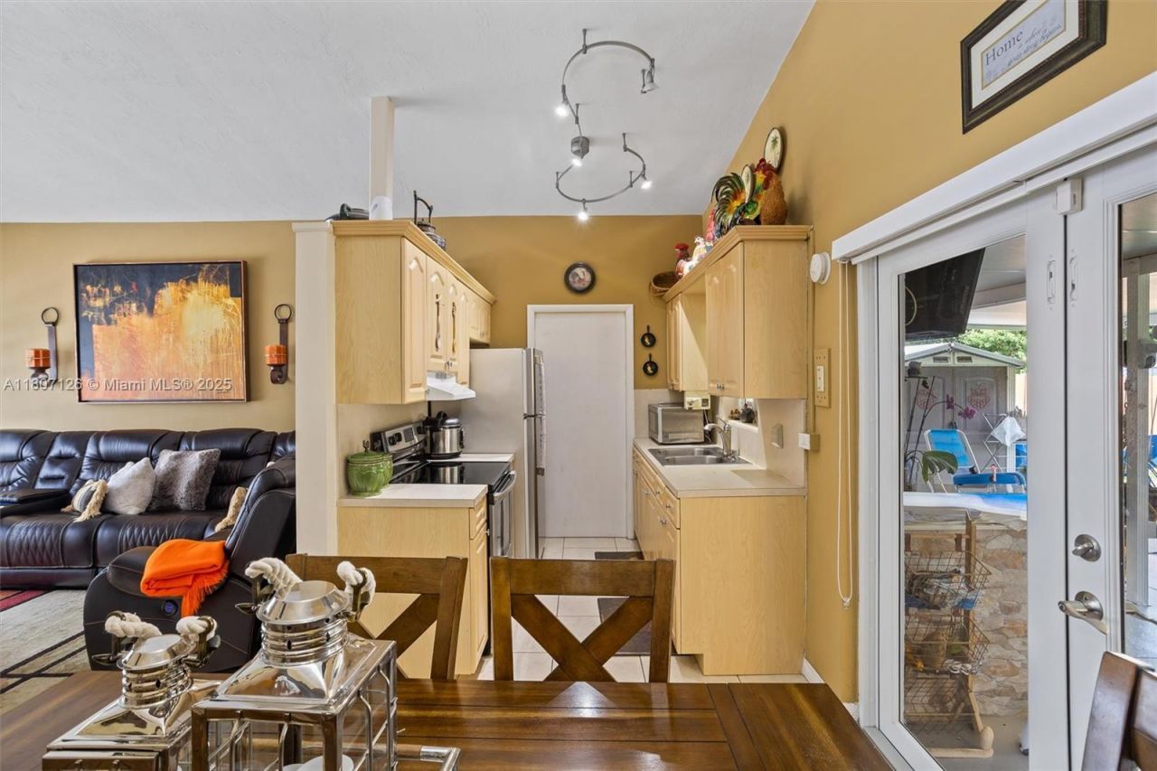 881 NW 177th Ter, Miami Gardens, FL 33169 Photo