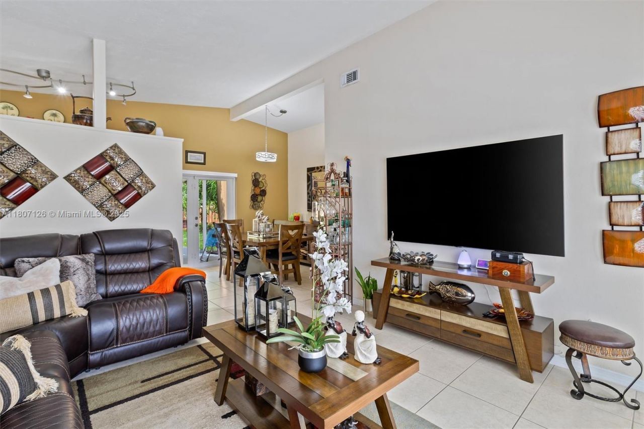 881 NW 177th Ter, Miami Gardens, FL 33169 Photo