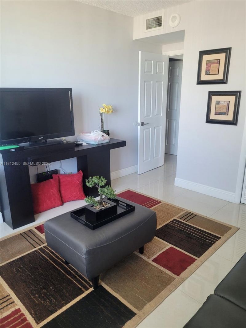 4330 Hillcrest Dr, Unit 619, Hollywood, FL 33021 Photo