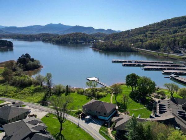 1688 Lakeview Drive, Young Harris, GA 30582