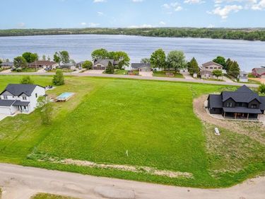 19329 Lake Volney Circle, Le Center, MN 56057