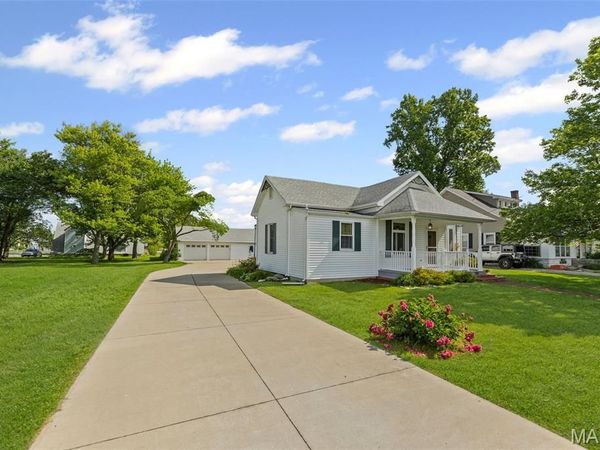 207 W Vine Street, Brighton, IL 62012