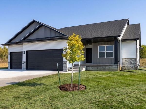3340 Village Way, Robins, IA 52328
