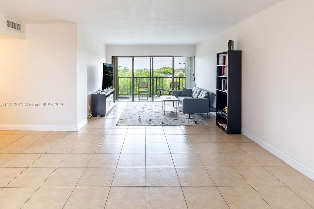 9110 Fontainebleau Blvd, Unit 502, Miami, FL 33172 Photo